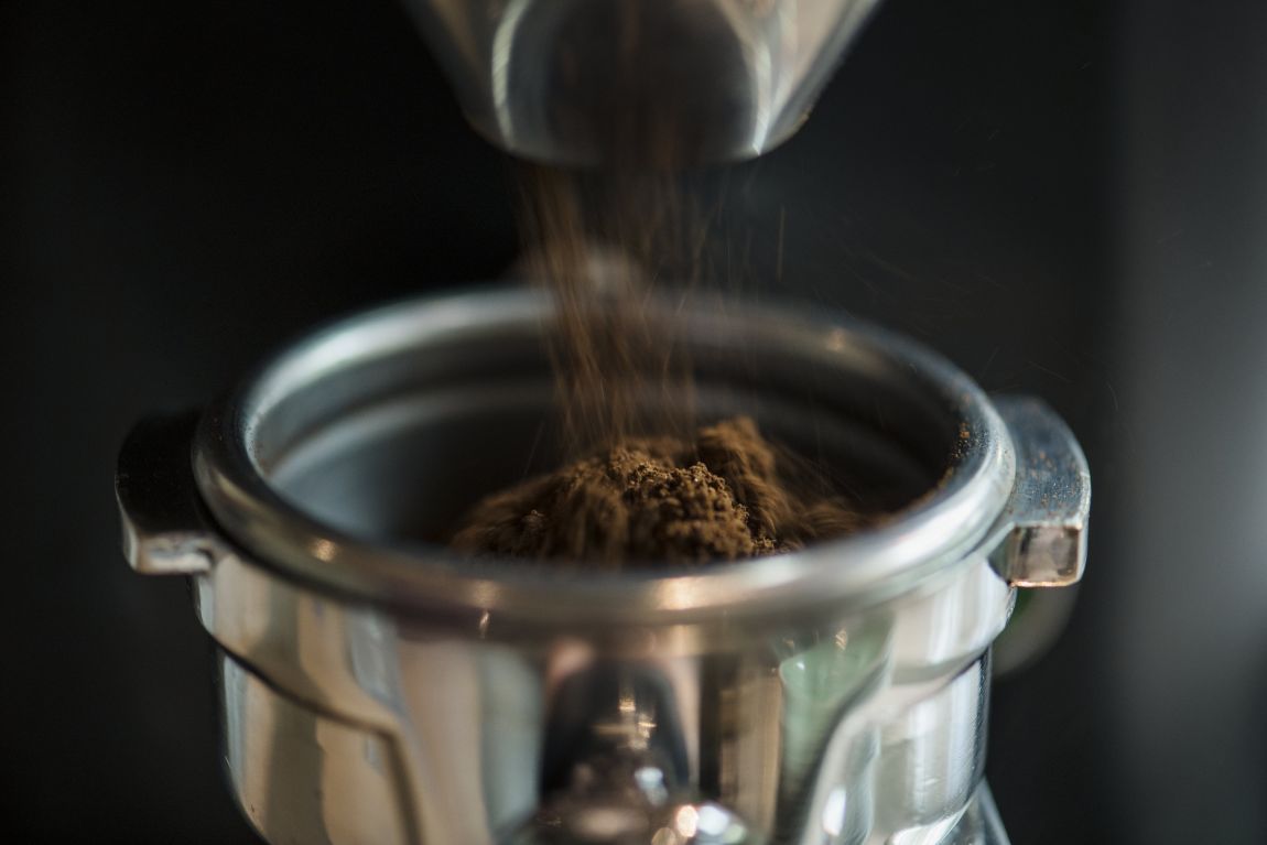kaffee-in-siebträger-mahlen-mondo-del-caffe